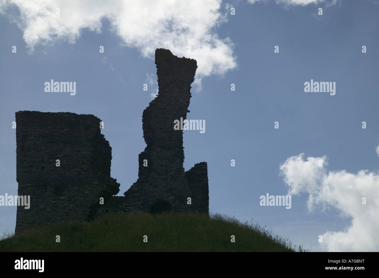 Il profilarsi le rovine del castello di mantenere Okehampton Castle Okehampton Devon Gran Bretagna Foto Stock