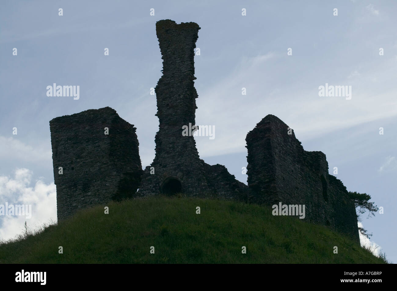 Il profilarsi le rovine del castello di mantenere Okehampton Castle Okehampton Devon Gran Bretagna Foto Stock