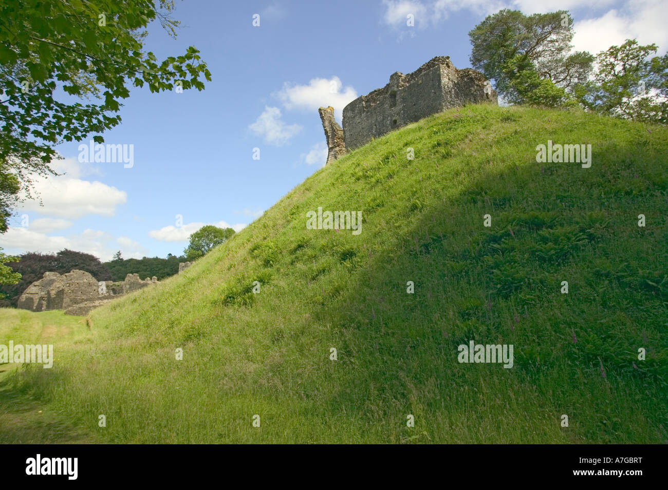 Le rovine del castello di Okehampton mostra il mantenere sulla cima di una collina artificiale Okehampton Devon Gran Bretagna Foto Stock