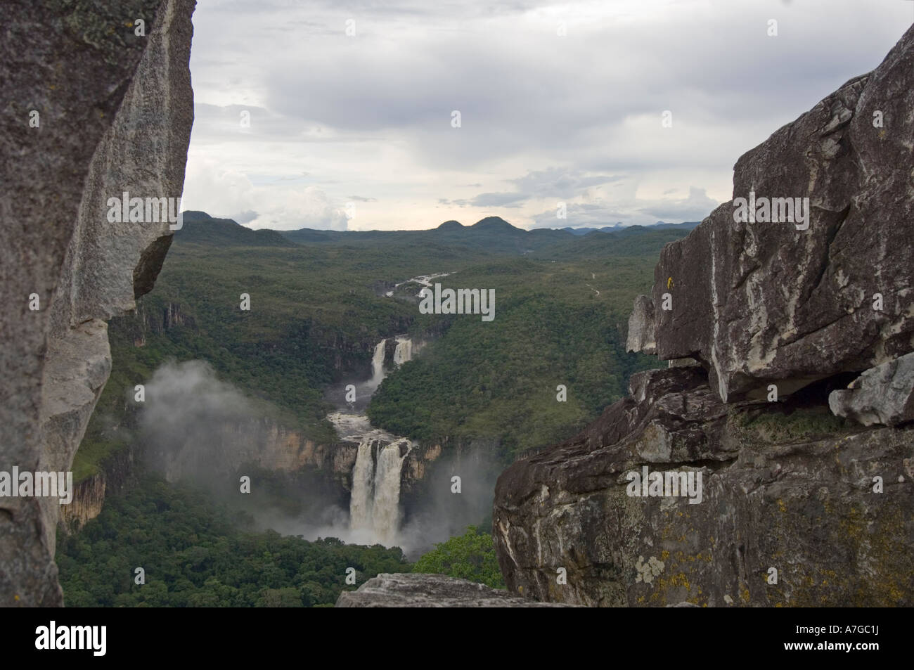 Una veduta aerea di due cascate principali (120 e 80 metro) della Chapada dos Veadeiros Parco Nazionale dal punto di vista. Foto Stock