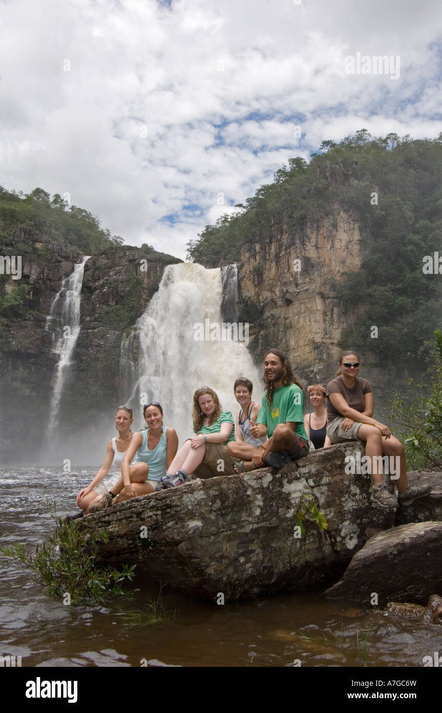 Un gruppo di donne europee i turisti e la guida a 120 metri in cascata La Chapada dos Veadeiros Parco Nazionale del Brasile. Foto Stock