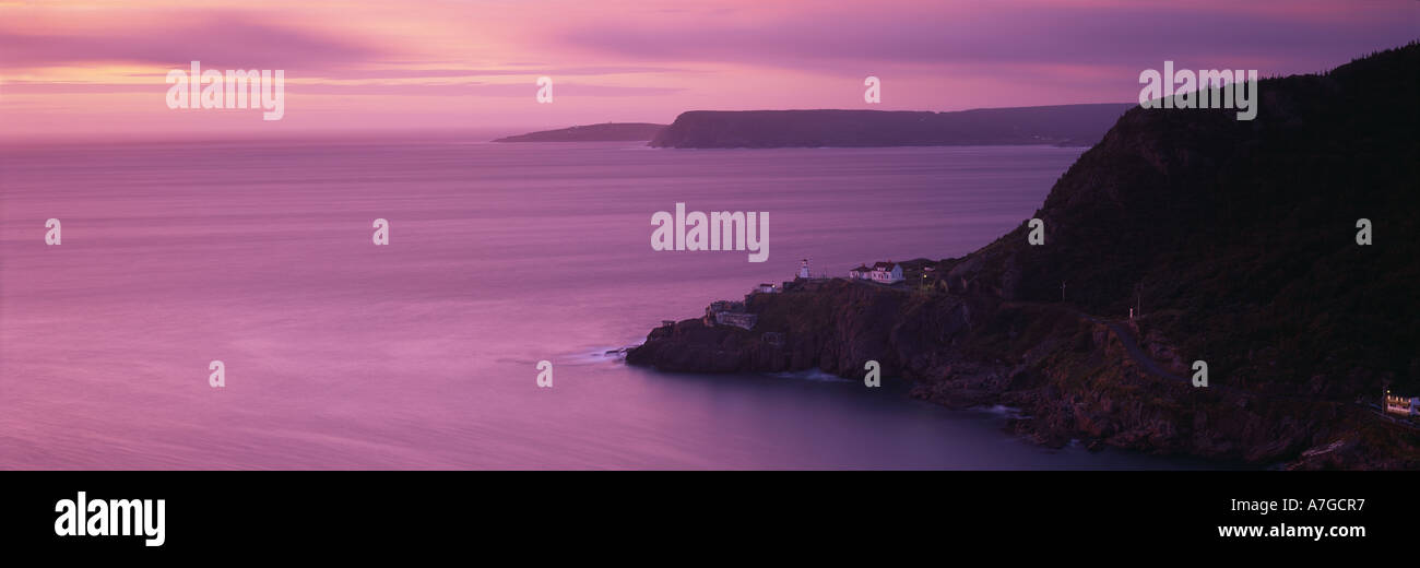 Alba a Fort Amherst Narrows ingresso di St Johns harbour con Cape Spears oltre il punto piu' orientale del Nord America Foto Stock