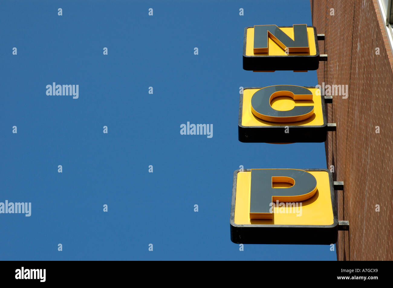 Parcheggio NCP a segno contro il cielo blu. Foto Stock