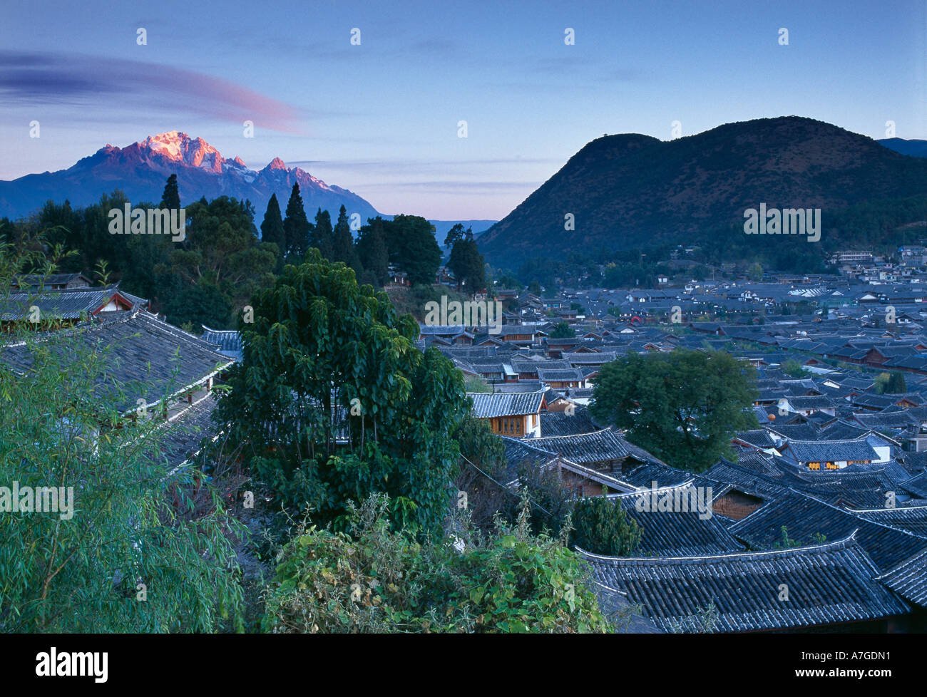 Lijiang UNESCO World Heritage Site con Jade Dragon Snow Mountain Lijiang nella provincia dello Yunnan in Cina Foto Stock