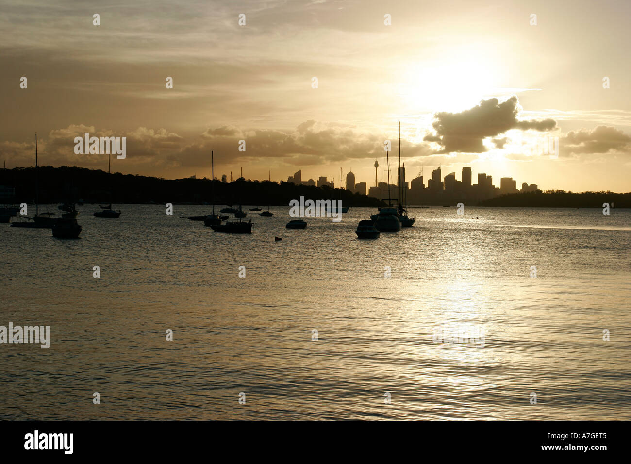 Tramonto sulla skyline di Sydney prese da Watson Bay. Sydney New South Wales, Australia. Foto Stock