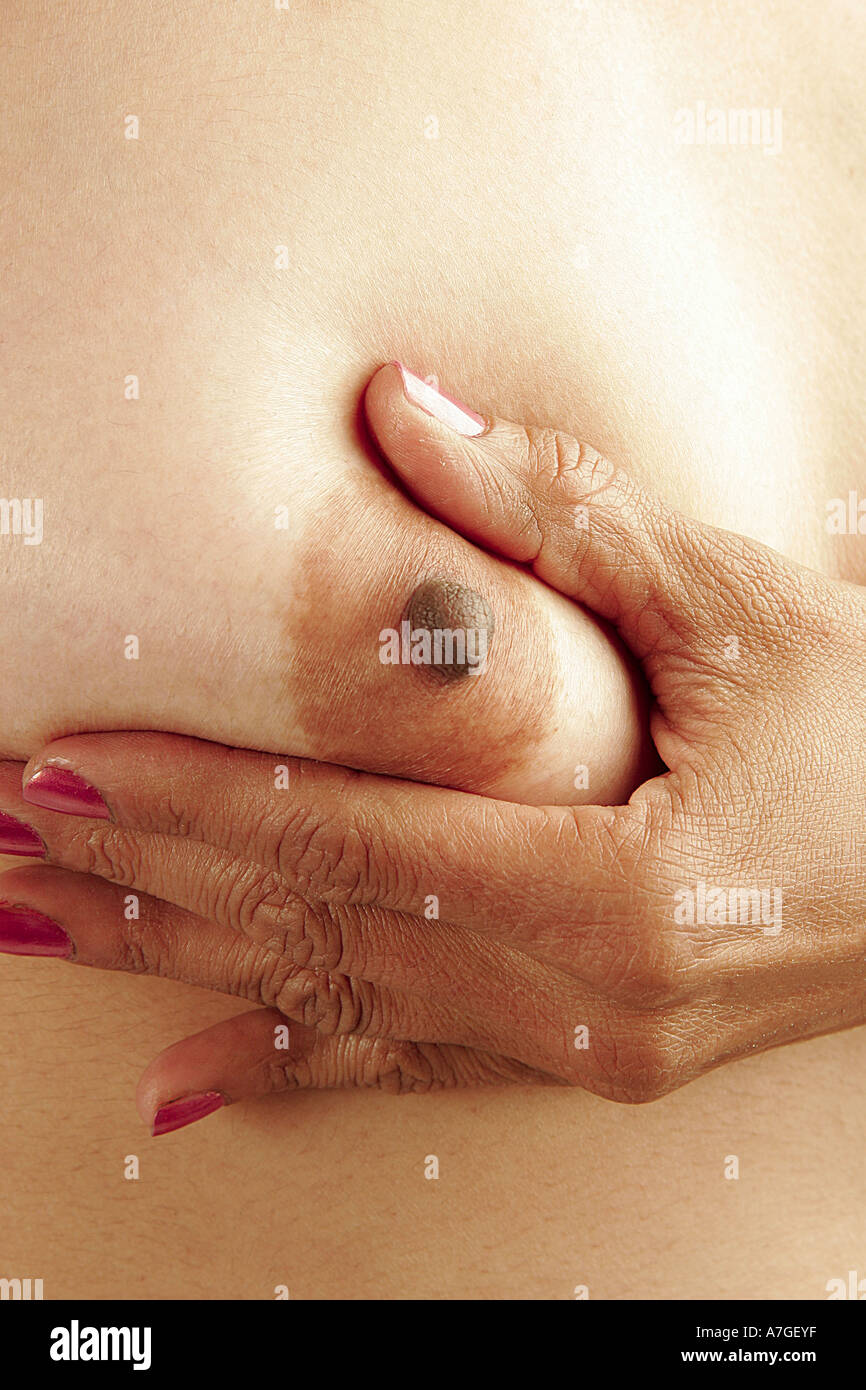 Indiano asiatiche donne nude controllando il suo seno per grumo di