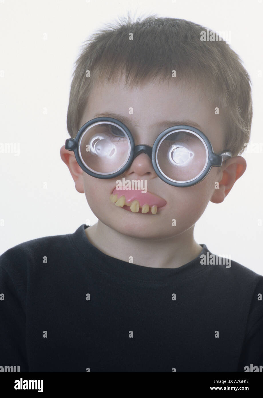 Bambini stupidi immagini e fotografie stock ad alta risoluzione - Alamy