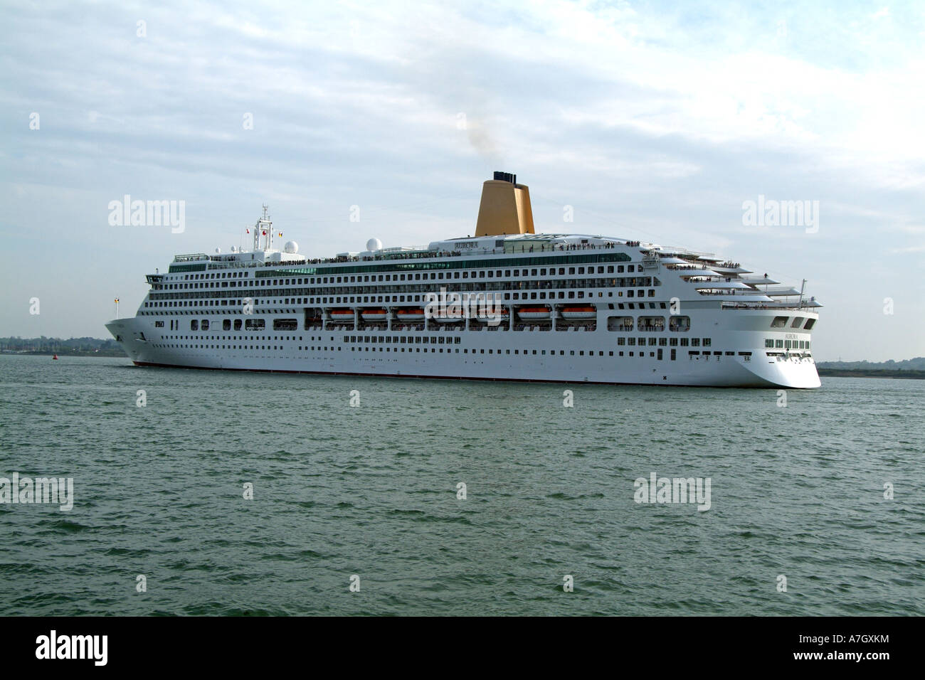Aurora nave da crociera di lasciare il porto di Southampton Regno Unito Inghilterra England Regno Unito Southampton acqua Foto Stock