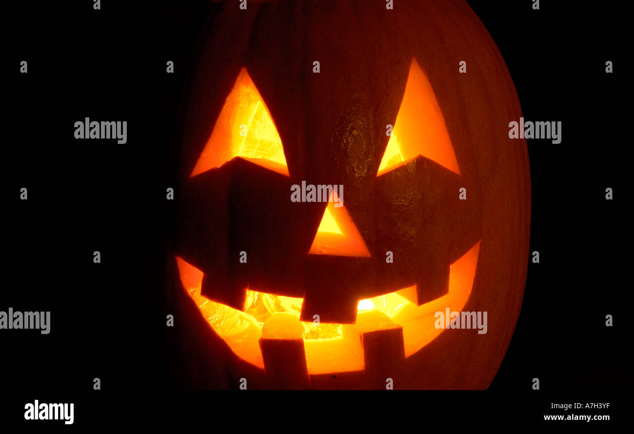 Illuminata la Zucca di Halloween incandescente nel buio. Foto Stock