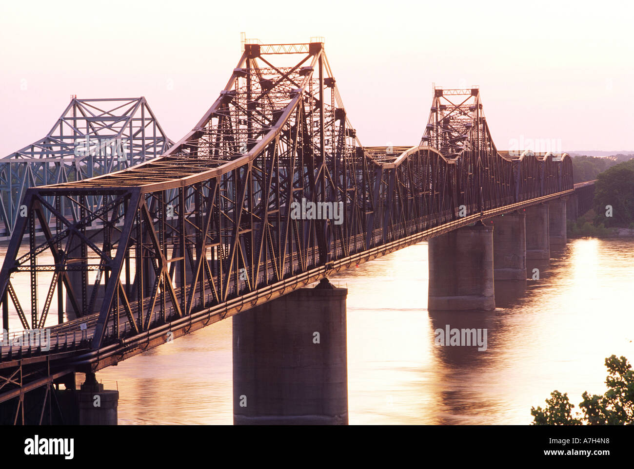 La vecchia e la nuova casella a sbalzo della trave in acciaio ponti metallici portano la Interstate 20 oltre il Fiume Mississippi in Vicksburg, STATI UNITI D'AMERICA Foto Stock
