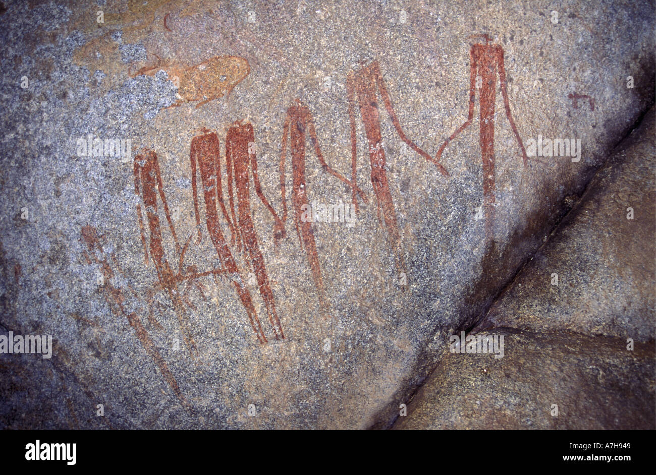 I Boscimani o San dipinti nella grotta Inange Matobo Parco Nazionale dello Zimbabwe Africa Foto Stock