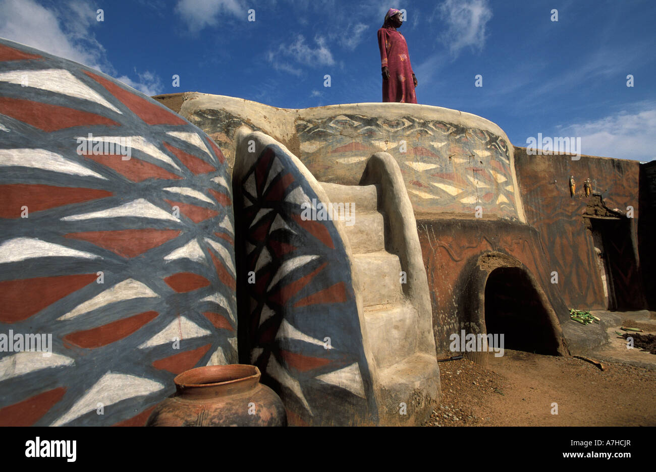 Tradizionalmente verniciati tetto piatto casa di fango, Sirigu, Upper East regione, Ghana Foto Stock