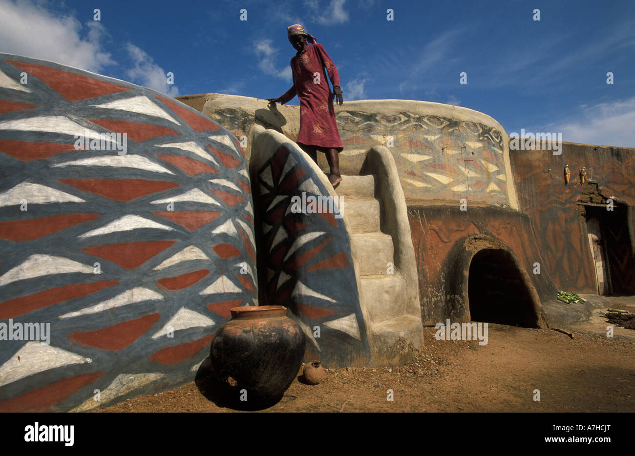 Tradizionalmente verniciati tetto piatto casa di fango, Sirigu, Upper East regione, Ghana Foto Stock