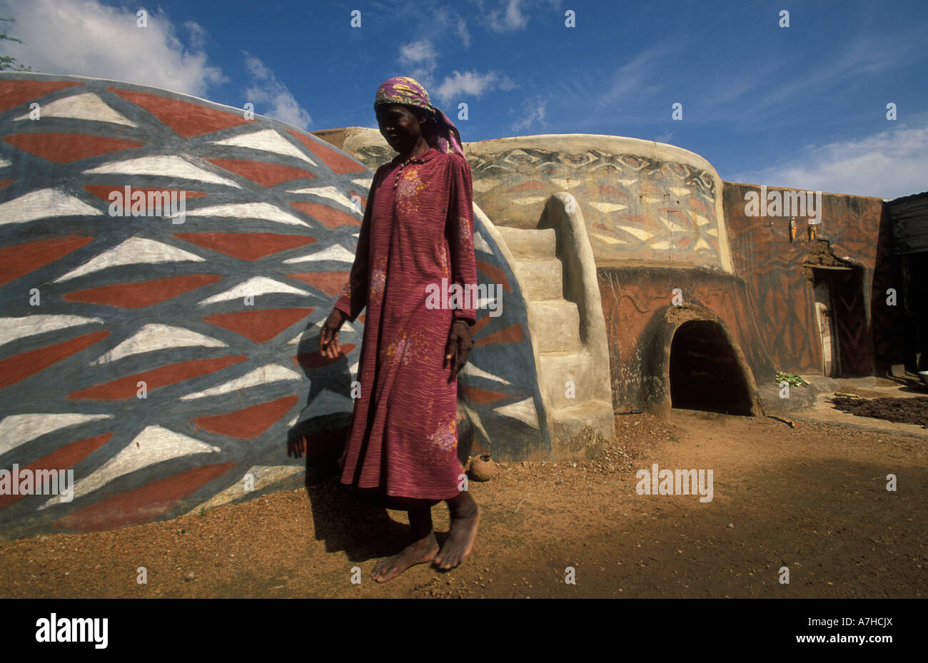 Tradizionalmente verniciati tetto piatto casa di fango, Sirigu, Upper East regione, Ghana Foto Stock