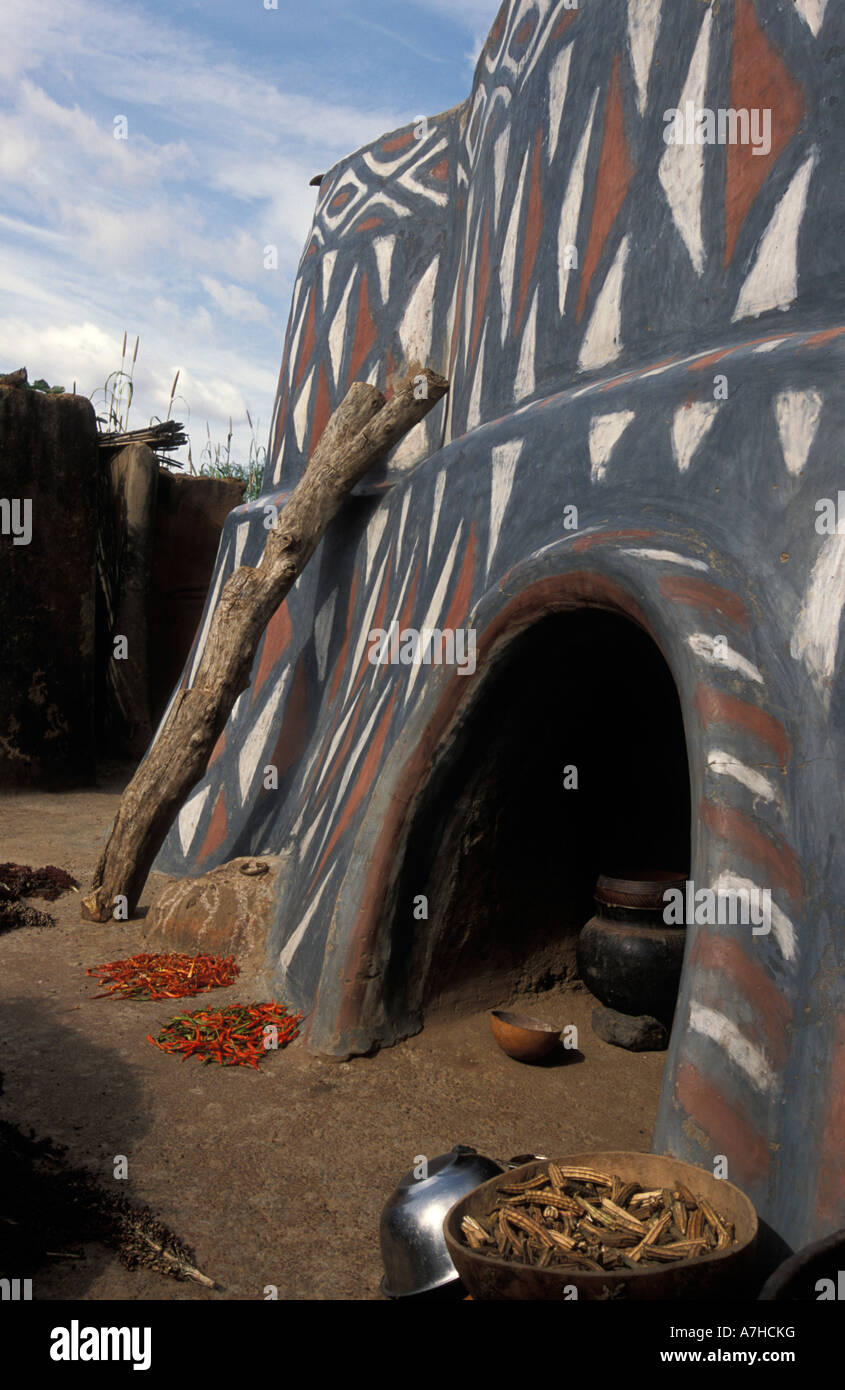 Tradizionalmente verniciati tetto piatto casa di fango, Sirigu, Upper East regione, Ghana Foto Stock