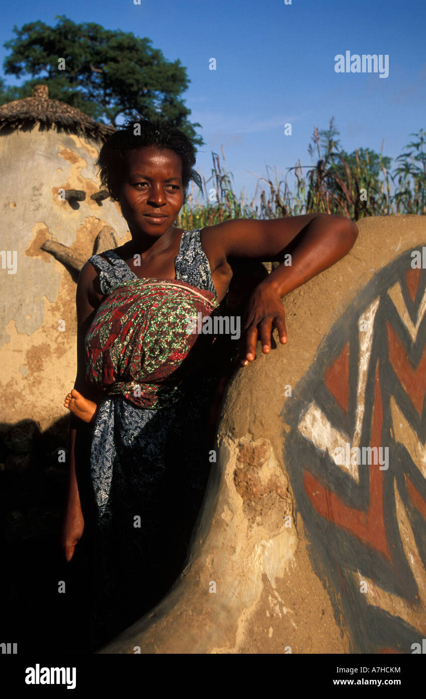 Donna al suo tradizionalmente verniciati casa di fango, Sirigu, Upper East regione, Ghana Foto Stock