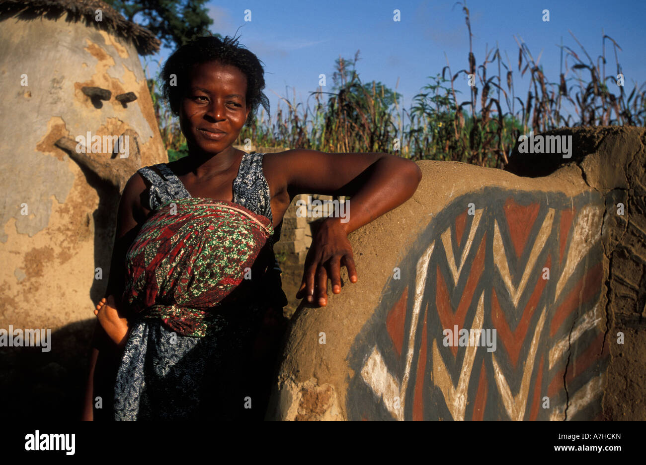Donna al suo tradizionalmente verniciati casa di fango, Sirigu, Upper East regione, Ghana Foto Stock