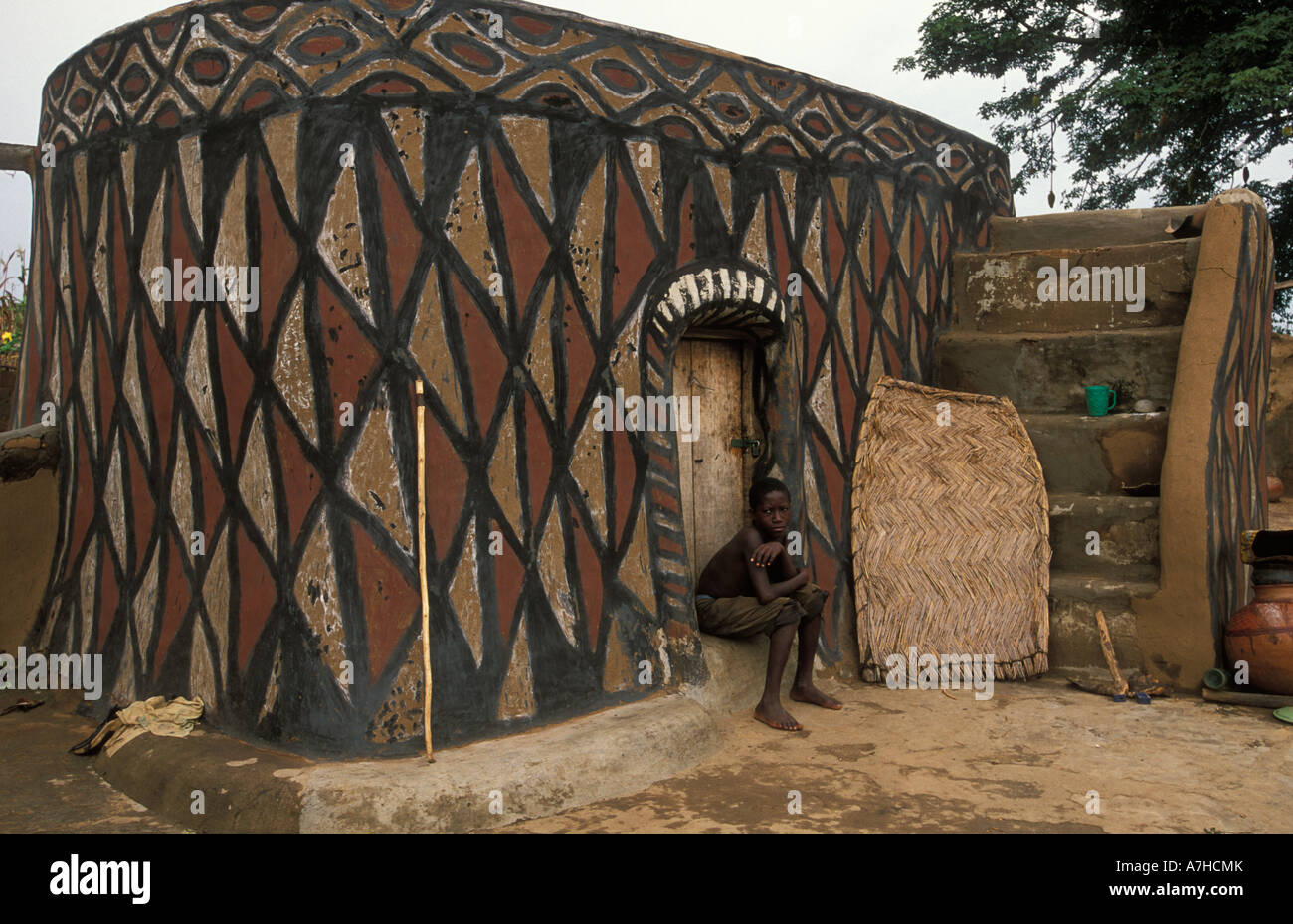 Tradizionalmente verniciati tetto piatto casa di fango, Sirigu Upper East regione, Ghana Foto Stock
