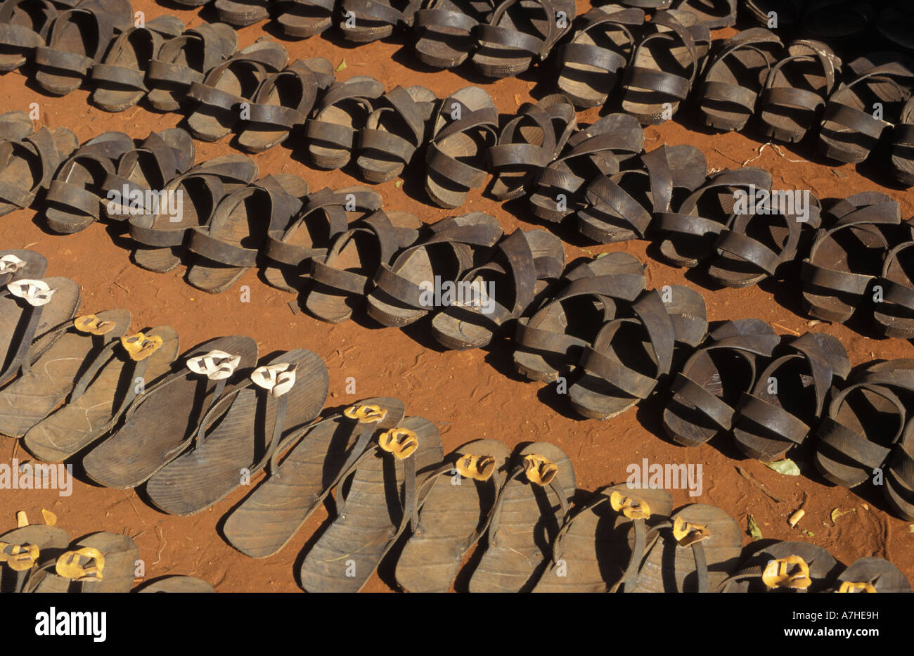 Sandali di gomma realizzata da vecchi pneumatici per la vendita nel mercato, Marsabit, Kenia Foto Stock