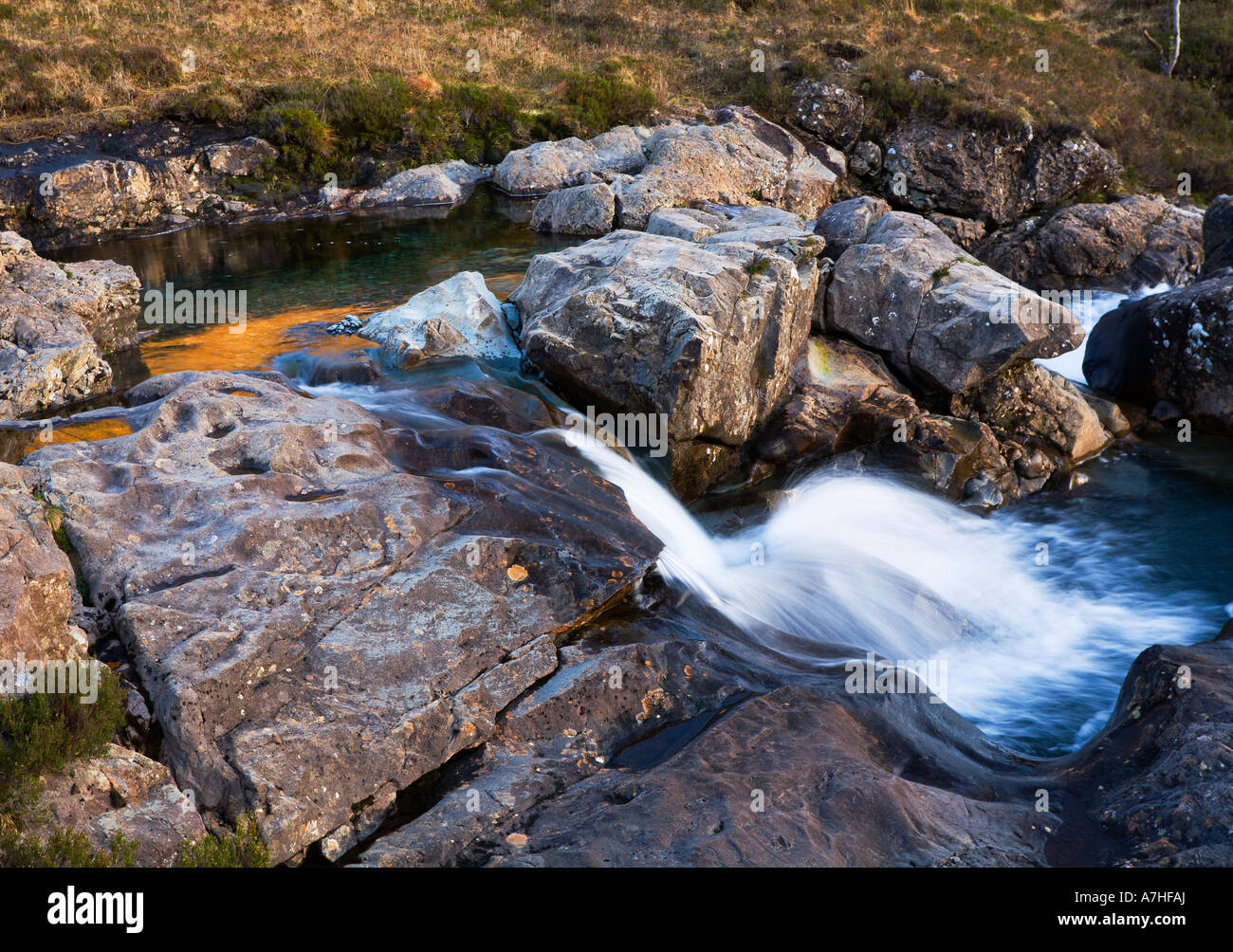 Pool di fata nel fiume friabile o Allt un cocco Mhadaidh nel Coire na Creiche Minginish Skye Scozia Scotland Foto Stock