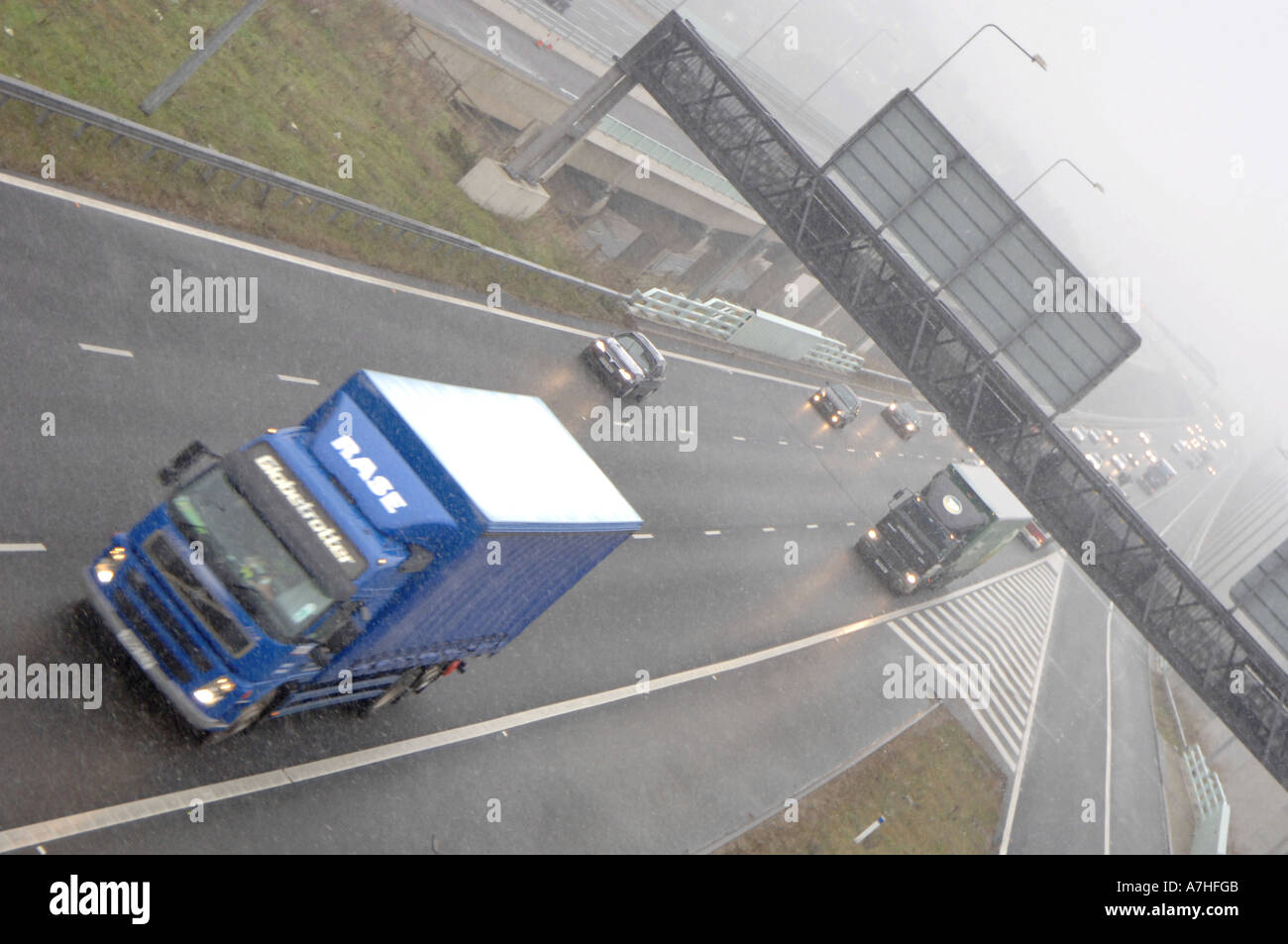 Snow - Il maltempo su Rochester ponte sull'autostrada M2 in Kent Foto Stock