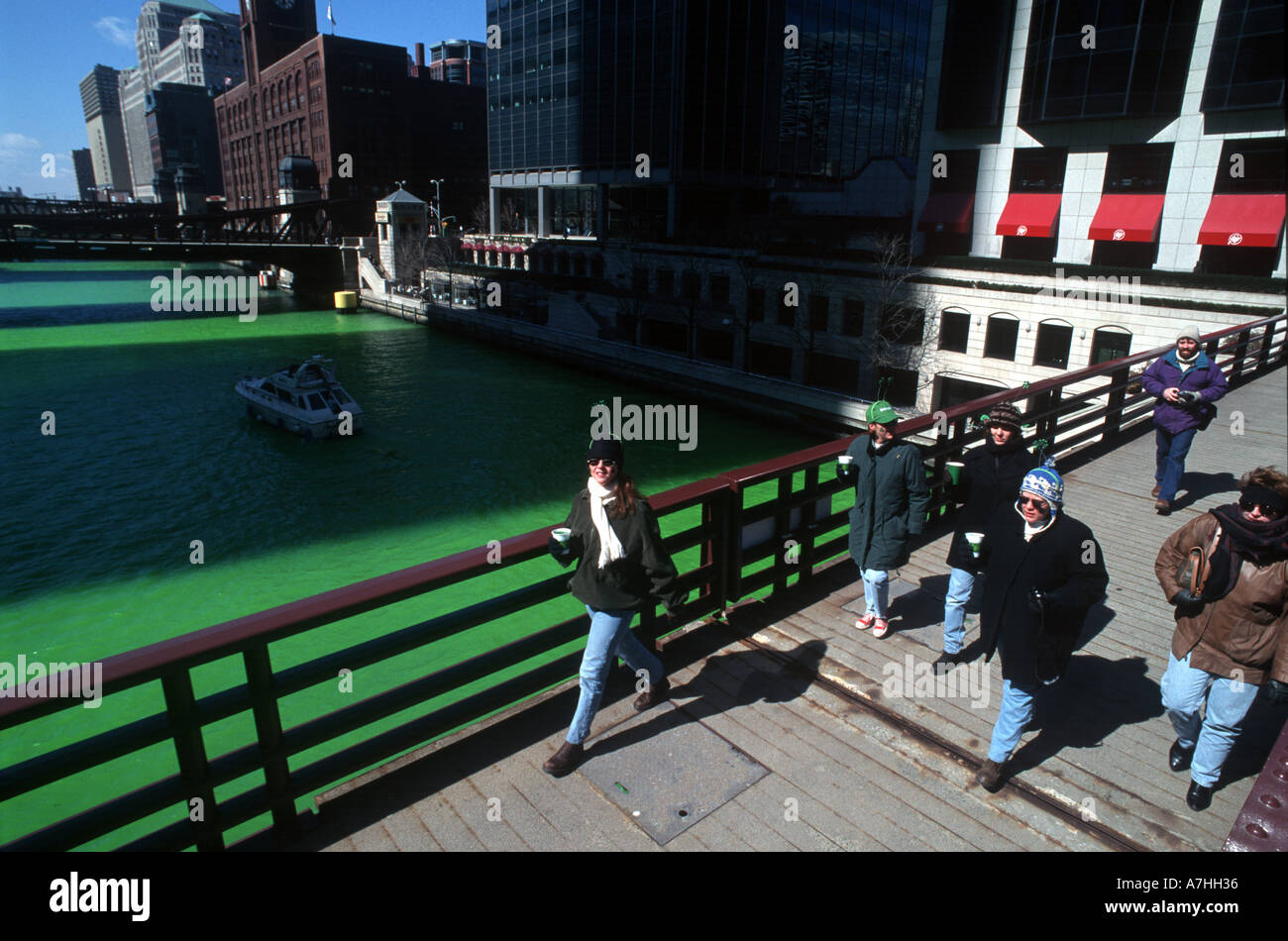 Stati Uniti d'AMERICA, IL, Chicago. Comunità irlandese celebra la festa di San Patrizio con sfilata e morendo il Chicago River green. Foto Stock