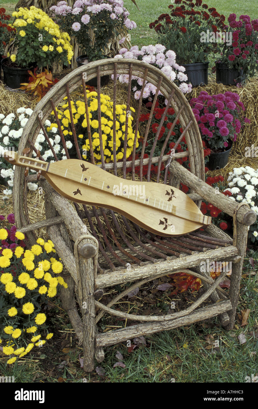 NA, STATI UNITI D'AMERICA, Kentucky, Berea). Fatte a mano dulcimer tra mamme a Berea College Foto Stock