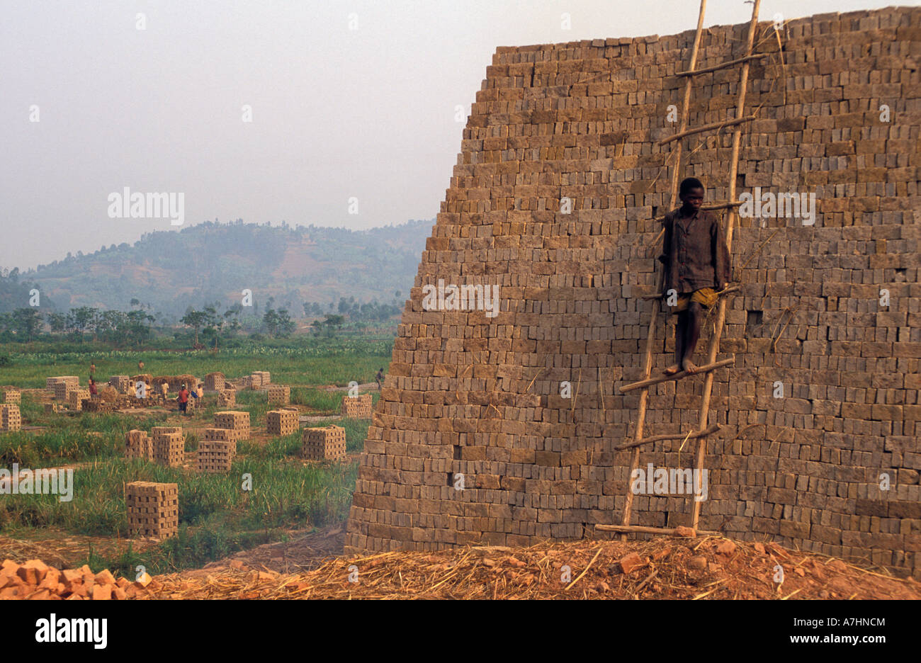Mattone tradizionale rendendo sito, Ruanda Foto Stock