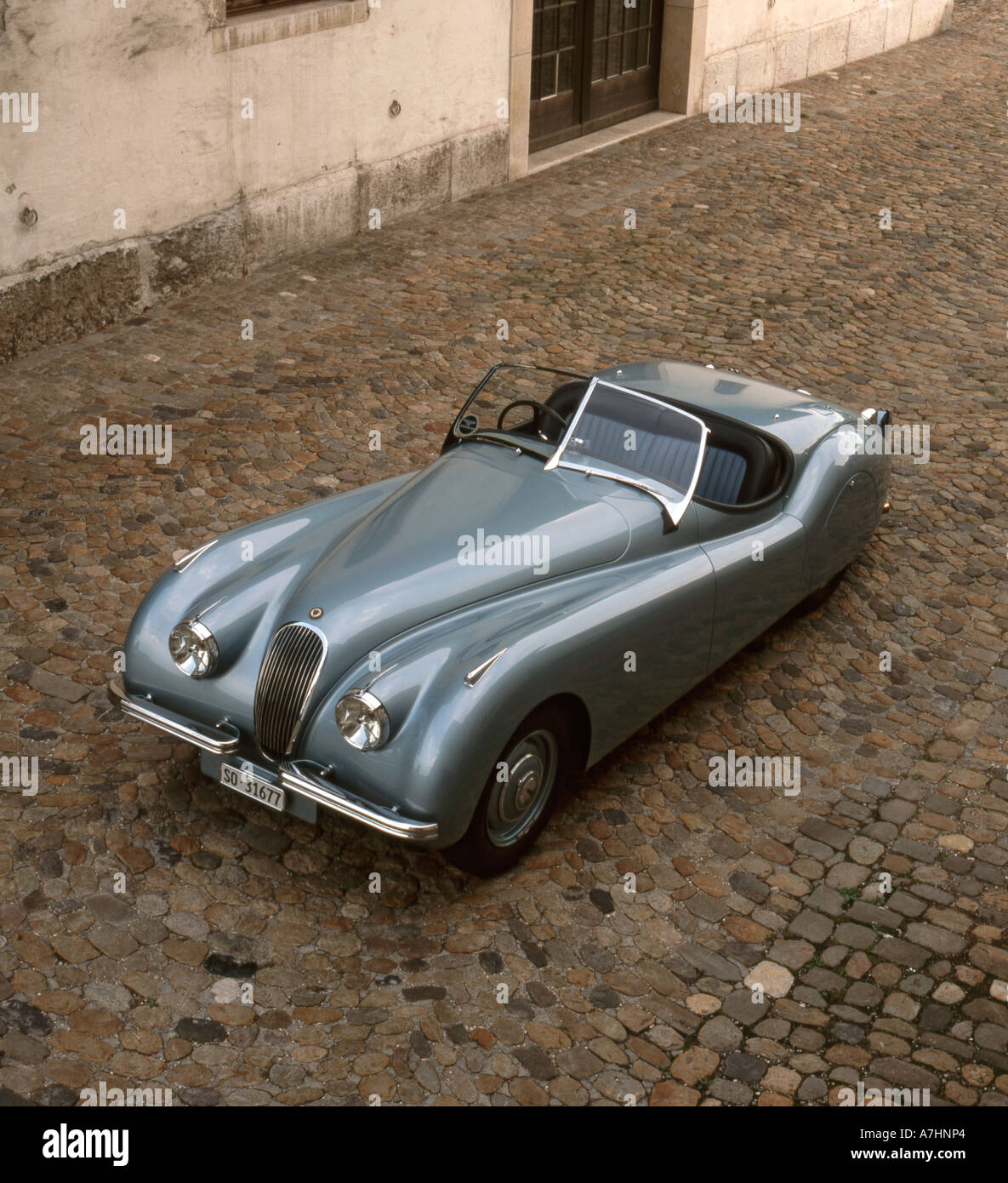 Jaguar XK 120 OTS (1949 alleato corpo) sulla strada di ciottoli in Svizzera Foto Stock