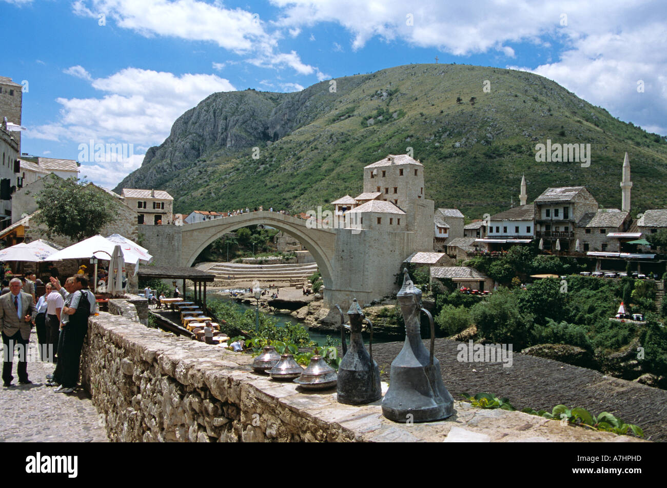 Stari Most, Ponte Vecchio, a seguito della ricostruzione, turisti e Neretva, Mostar, Bosnia Erzegovina, ex Iugoslavia Foto Stock