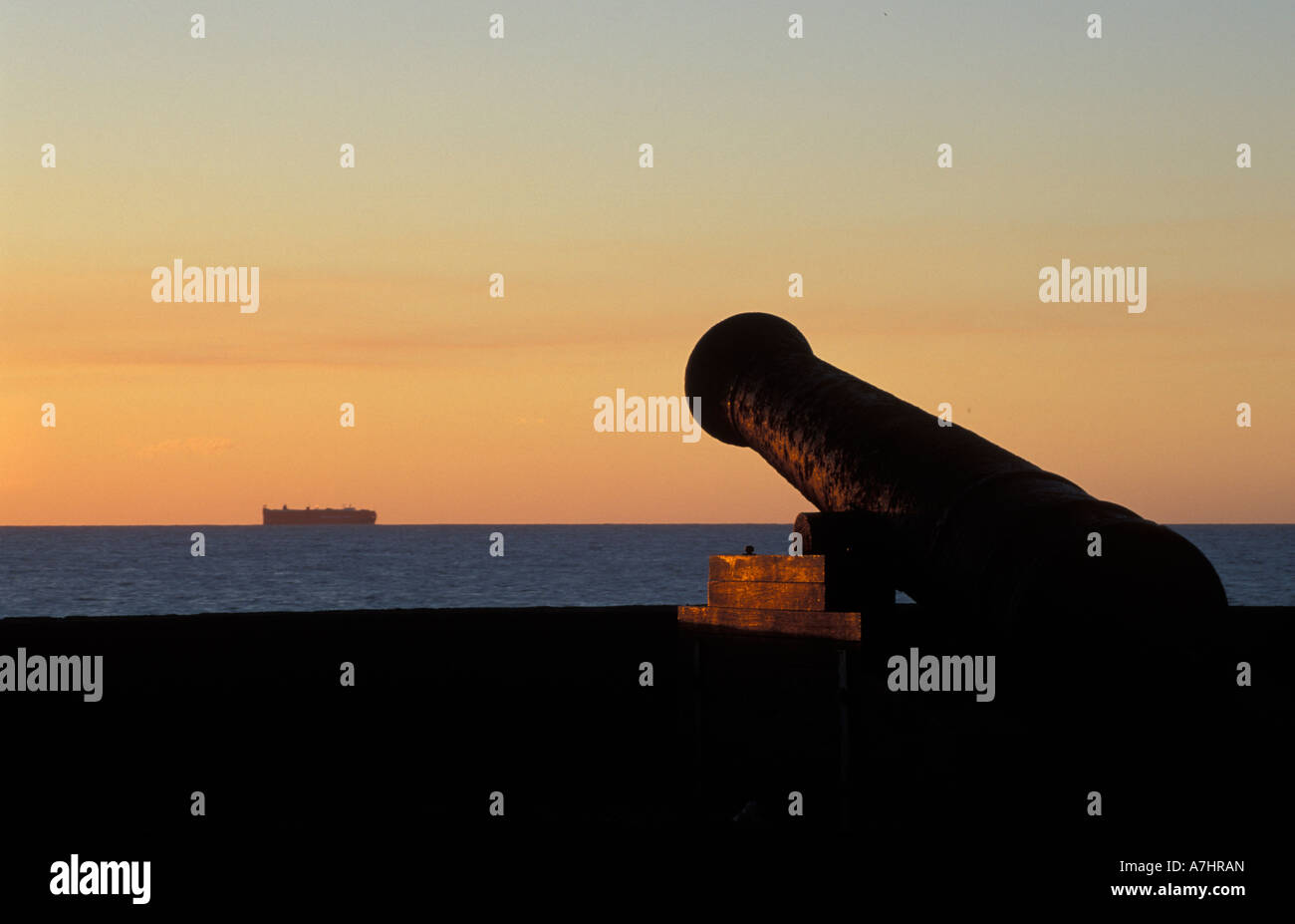 Le Barachois lungomare, vecchio punto di cannoni per mare, St Denis, Reunion Foto Stock