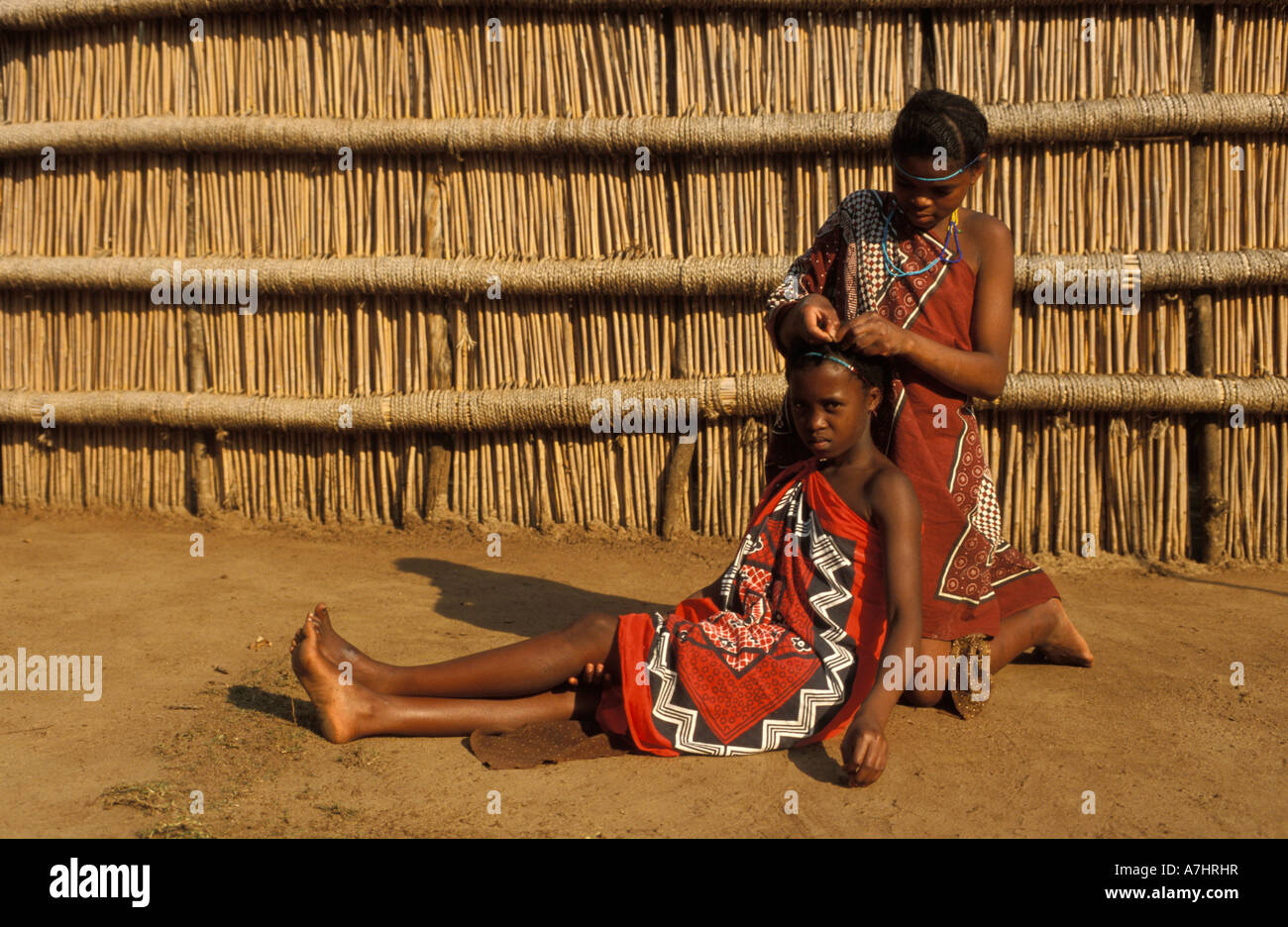 Swazi ragazze capelli platting mantenga villaggio dello Swaziland Foto Stock