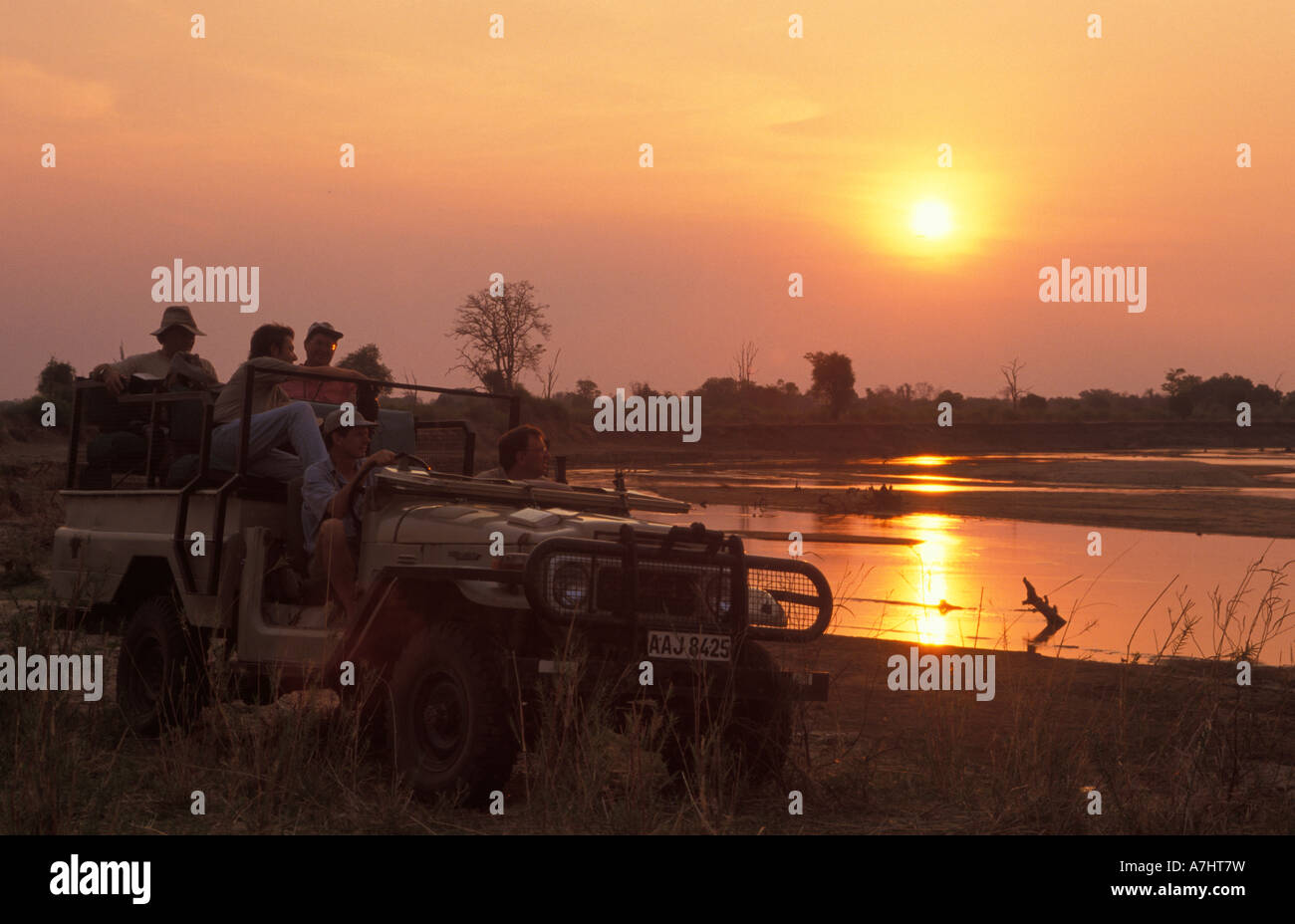 Safari veicolo presso il fiume Lungwa al tramonto Sud Luangwa National Park in Zambia Foto Stock