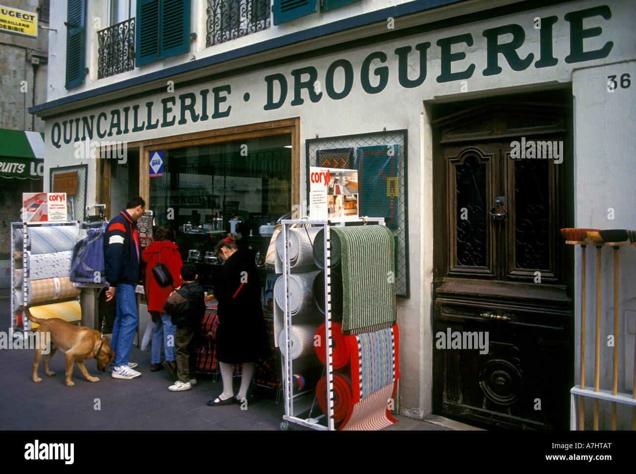 Il popolo francese, window shopping, negozio di ferramenta, Rue Gambetta, città di Saint-Jean-de-Luz, Saint-Jean-de-Luz, Francia Foto Stock
