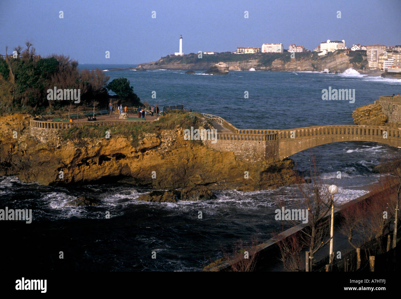 Le Rocher de la Vierge e La Grande Plage nei Paesi Baschi francesi nella città di Biarritz Francia Foto Stock