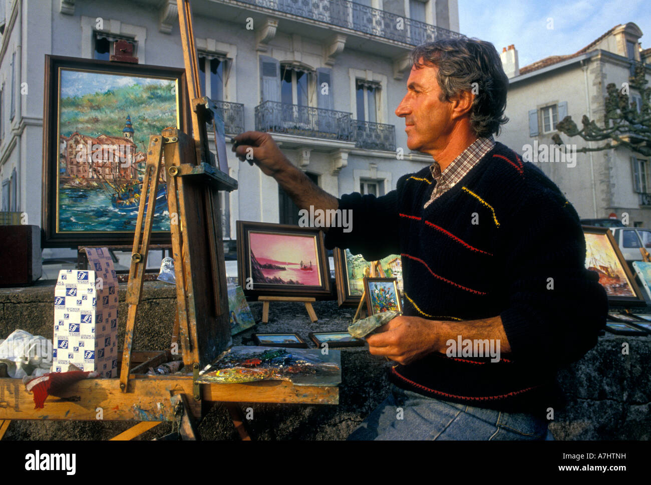 1, uno, francese, francese uomo, artista pittore, pittura, Paesi Baschi francesi, città, Saint-Jean-de-Luz, Francia, Europa Foto Stock