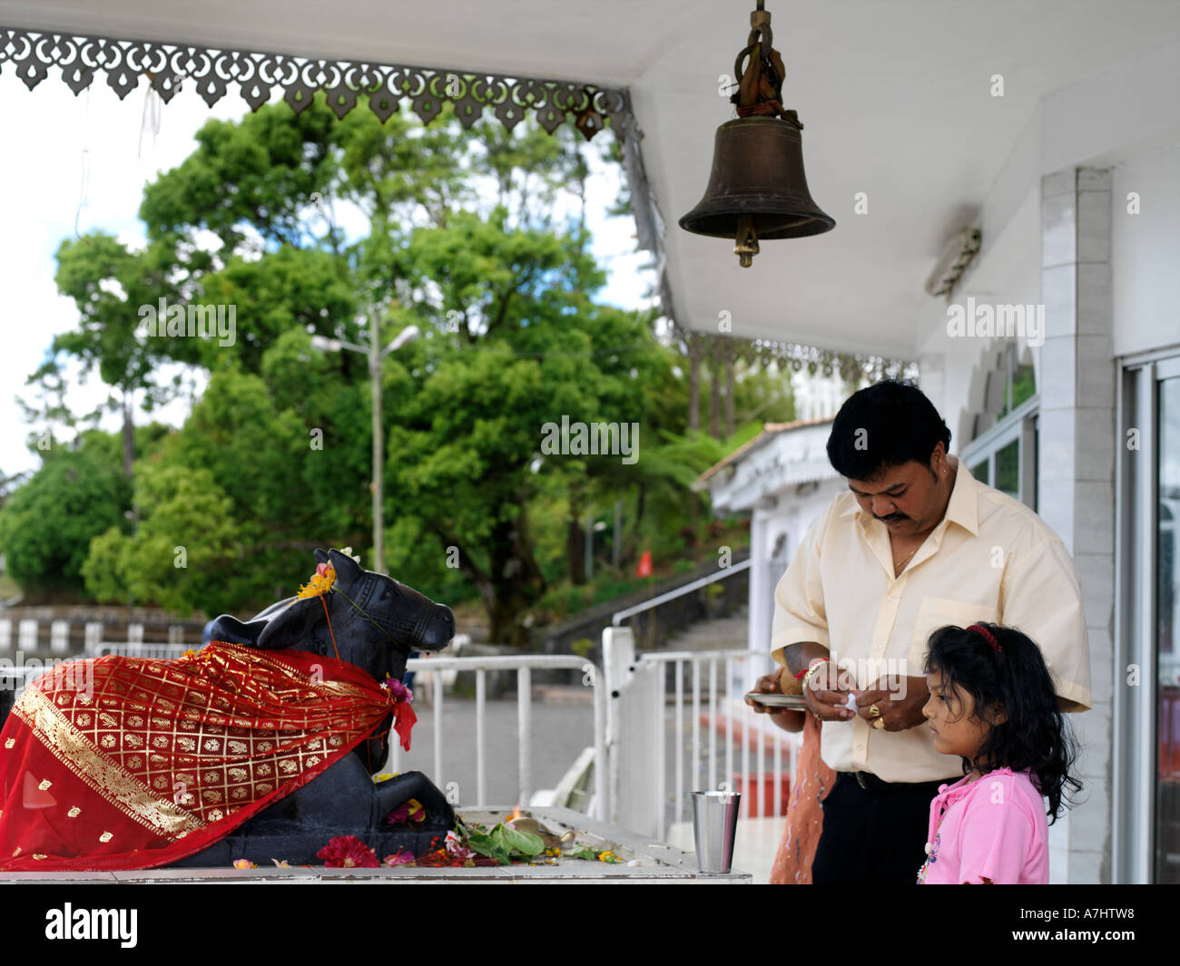 Ganga Talao Grand Bassin Maurizio padre e figlia preparare le offerte per Nandi Foto Stock