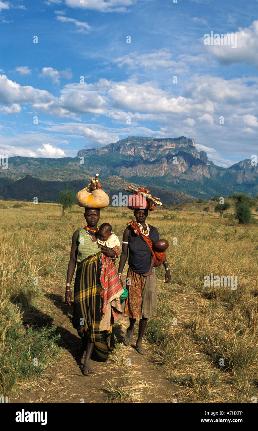 Karimojong donne sulle pianure sotto il monte Kadam 3068m Karamoja Uganda Foto Stock