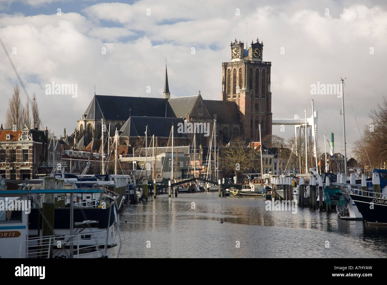 Vista la Nieuwe Haven (Nuovo Porto) con il Grote Kerk (Grande Chiesa), Dordrecht, Olanda Foto Stock