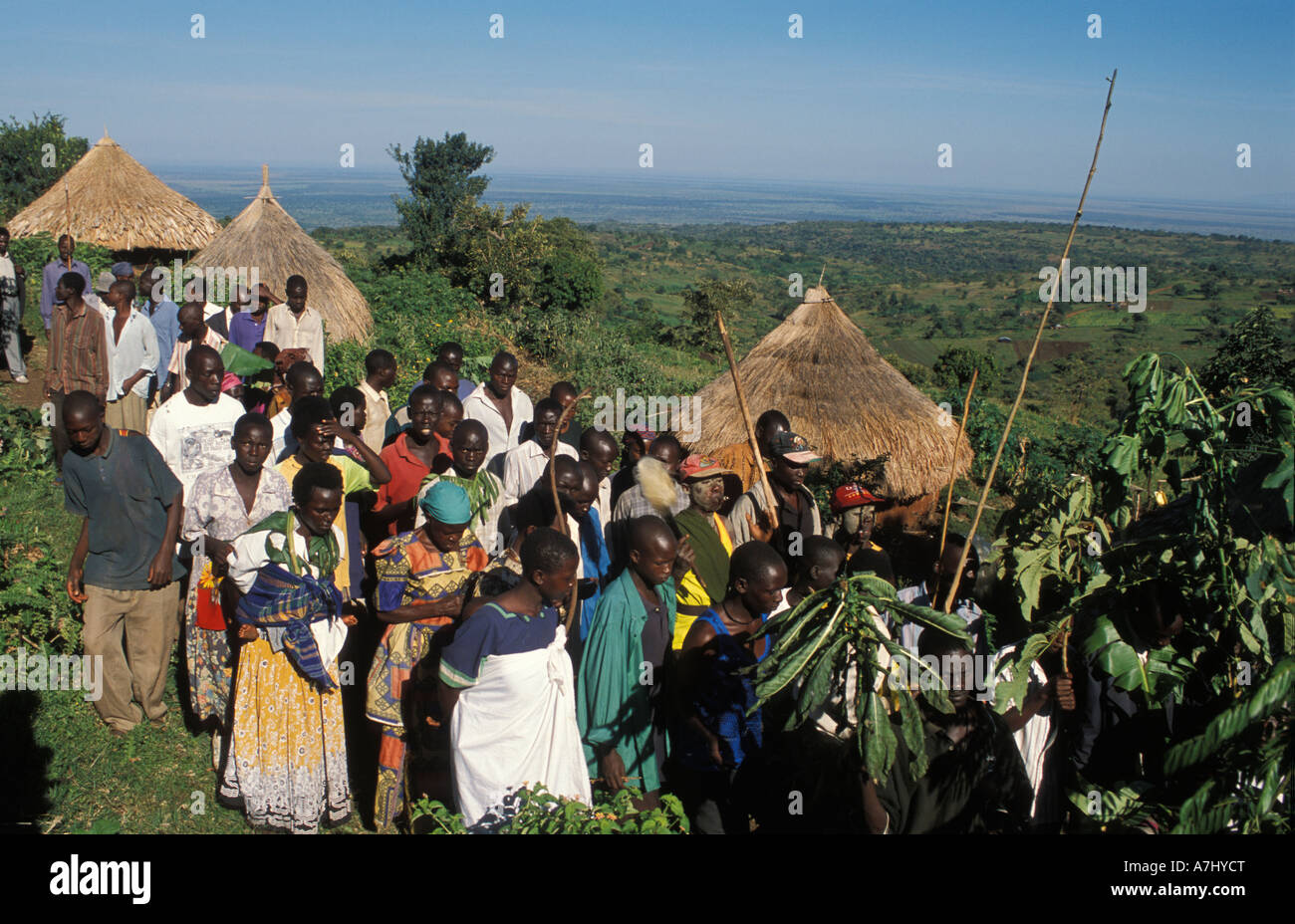 La circoncisione Bagisu cerimonia la avvia e del loro entourage danza e marzo verso la circumcisor Mbale Uganda Foto Stock