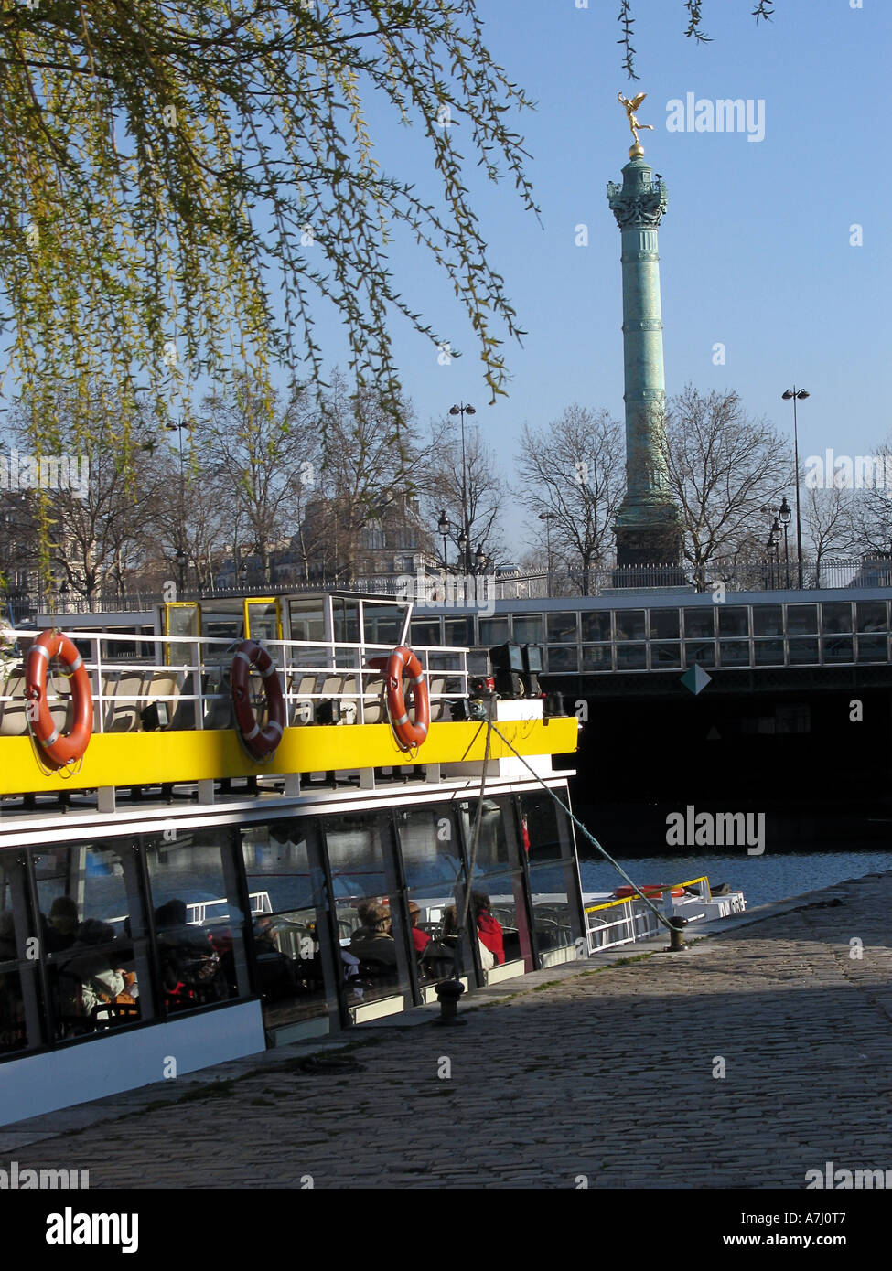 Moored peniche barca sul port de l'Arsenal sulla Senna a Parigi usato per i turisti e per le feste Foto Stock