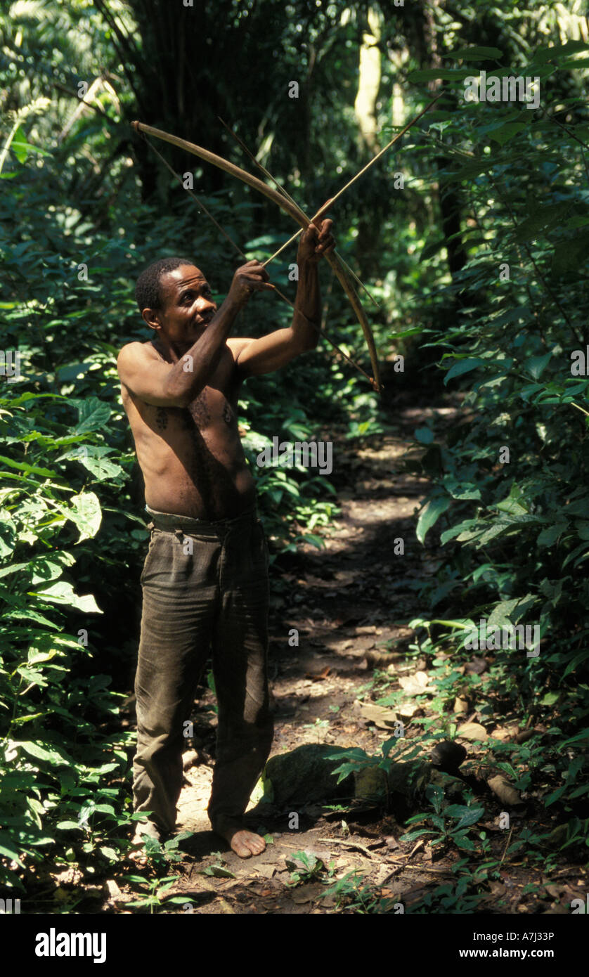 Batwa i pigmei sono cacciatori-raccoglitori Ntandi village Semliki National Park in Uganda Foto Stock