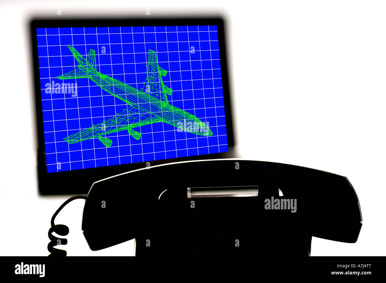 Telefono ufficio con il monitor di un computer in background che mostra generata da computer telaio filo immagine di un aereo a getto Foto Stock