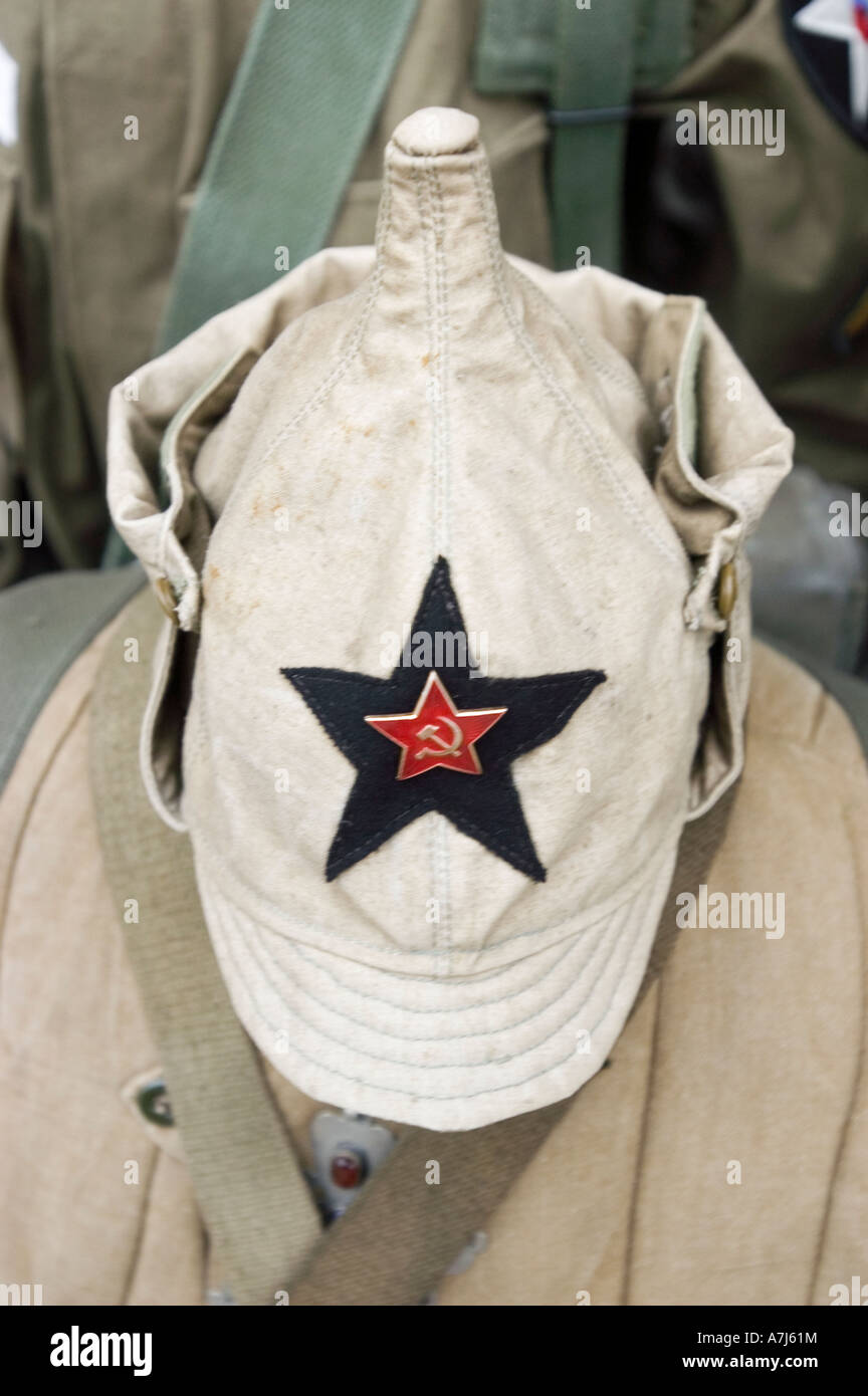 In stile sovietico cappello militare come dono turistico vicino al muro di Berlino Germant Foto Stock