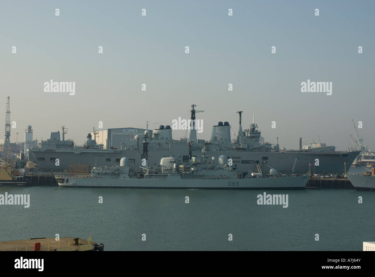 La portaerei HMS invincibile e il detroyer HMS Exeter in Portsmouth. Entrambe queste navi ha visto in azione il Falkland Guerra del Foto Stock