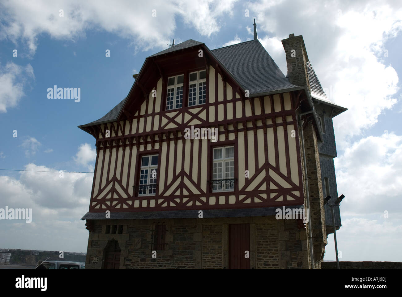 "Graticcio' edificio normanno affacciato sul porto,Granville, Normandia, Francia Foto Stock