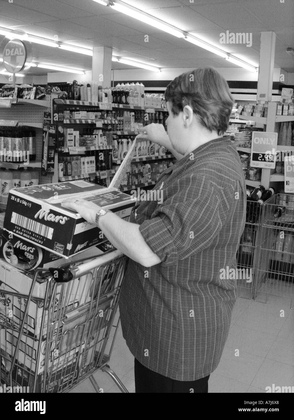 Shop assistant lavorando nei locali di un deposito di convenienza Foto Stock