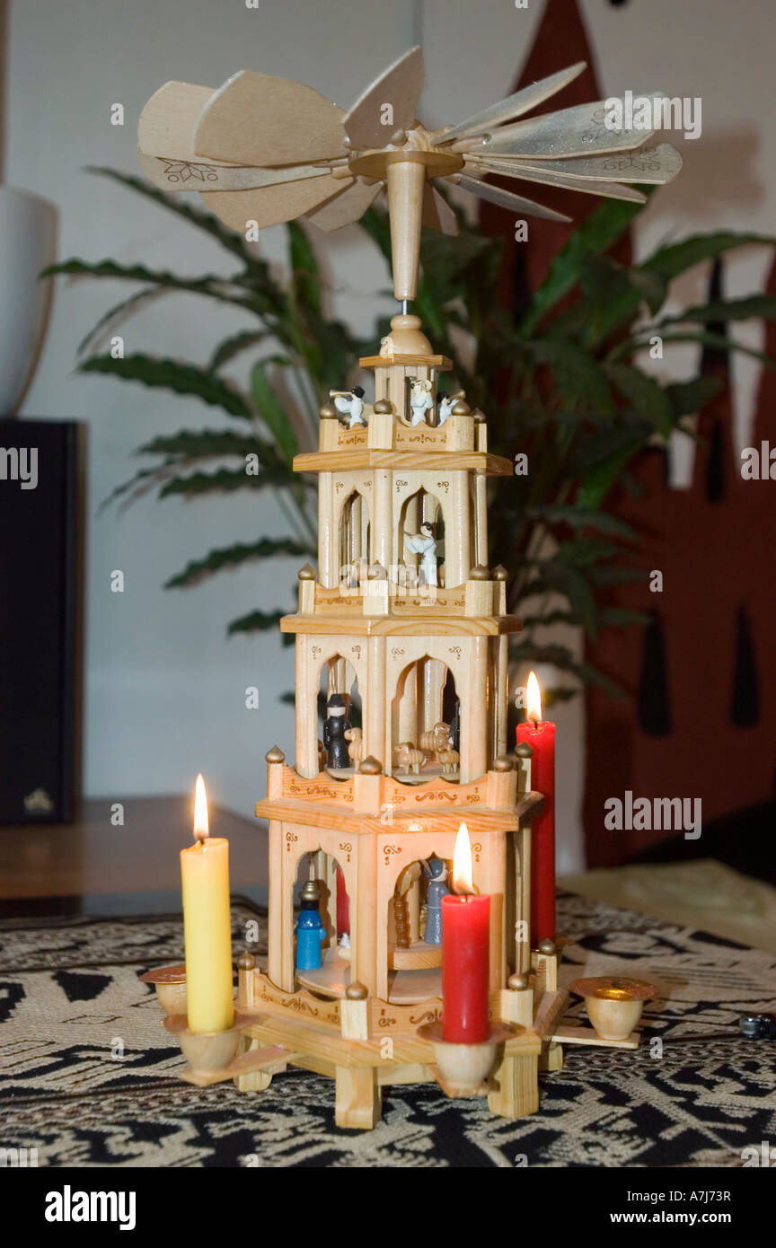 Tradizionale piramide di Natale tedesca Weihnacht in legno con candele accese su una tovaglia a motivi geometrici a Berlino, Germania Foto stock