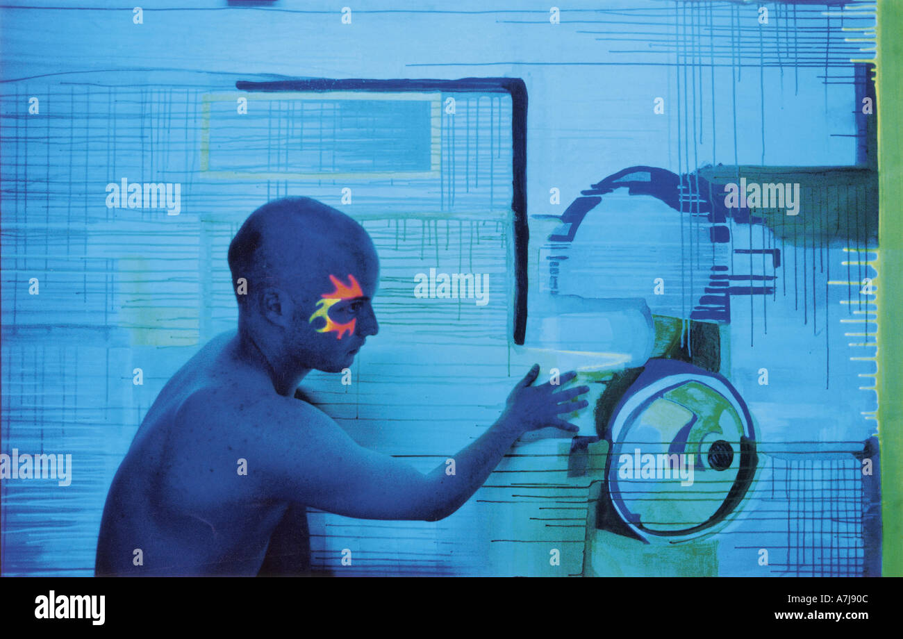 Università di Brighton studente di belle arti "James McCormack' dipinge la sua tela con vernici visibile solo sotto la luce ultra violetta Foto Stock