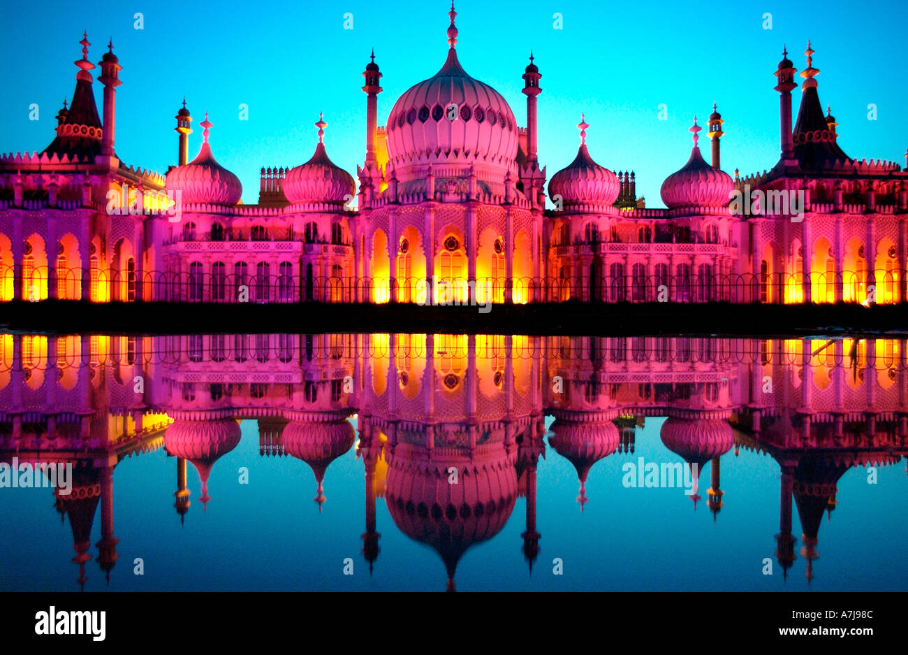 Brighton Royal Pavilion illuminata in rosa per celebrare la città s Gay Pride Festival si riflette in un stagno Foto Stock